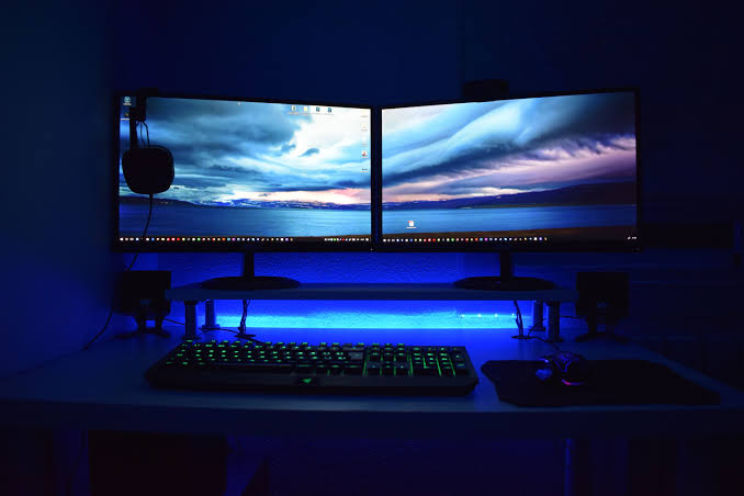 Çift monitörlü oyun istasyonu